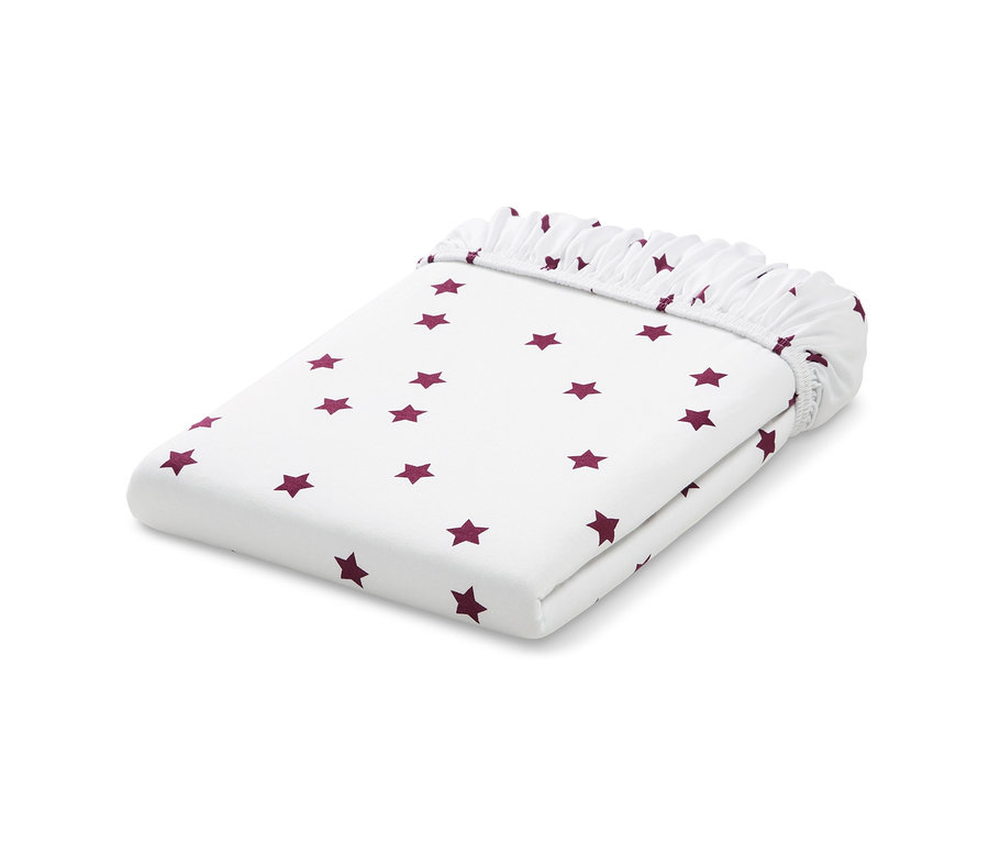 Gefaltetes, weißes Jersey-Spannbettlaken in Normalgröße mit roten Sternen.