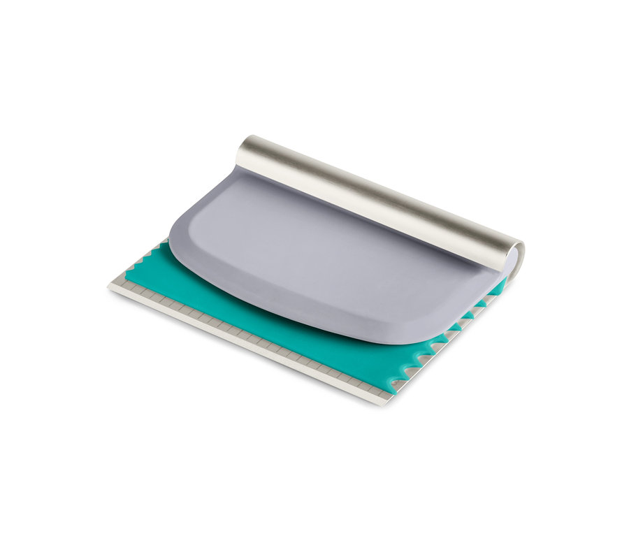 Grauer und türkisfarbener Teigschaber aus dem Profi-Backhelfer-Set.