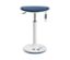 Der weiße Topstar »Sitness X Stool 30« in Petrol hat einen blauen Sitz und blaue Kreuze auf dem Sockel.