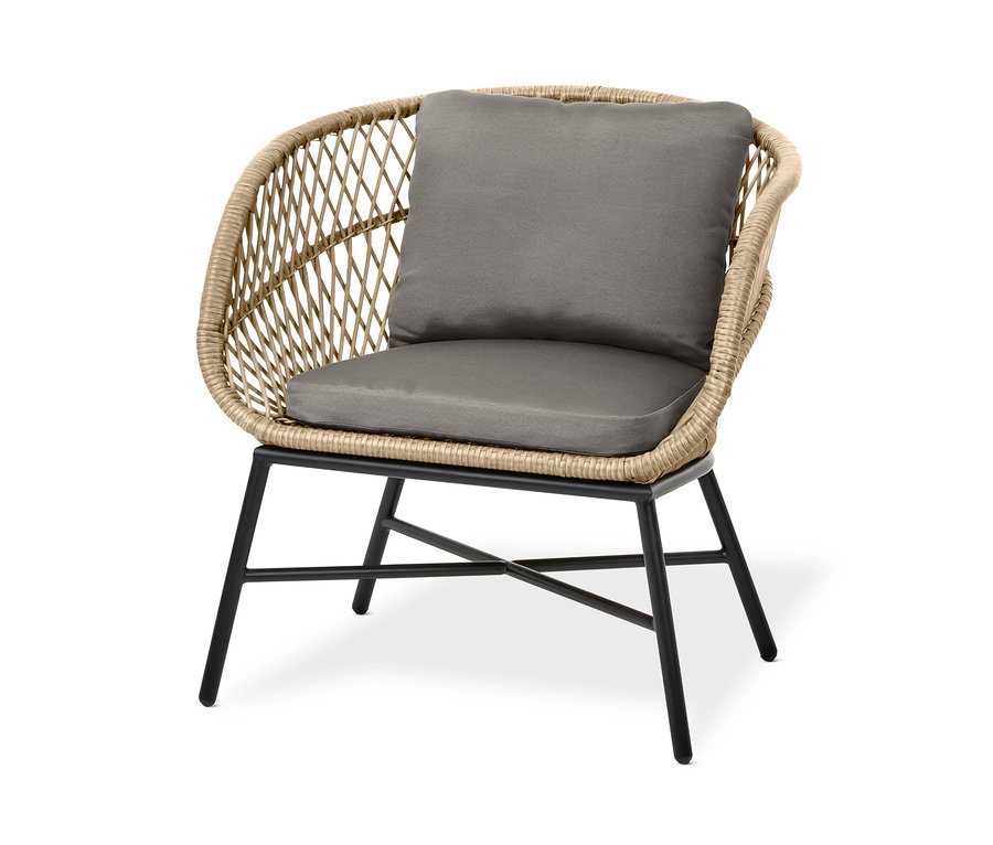 Ein Loungesessel »Boho« mit Polyrattangeflecht und grauen Kissen.