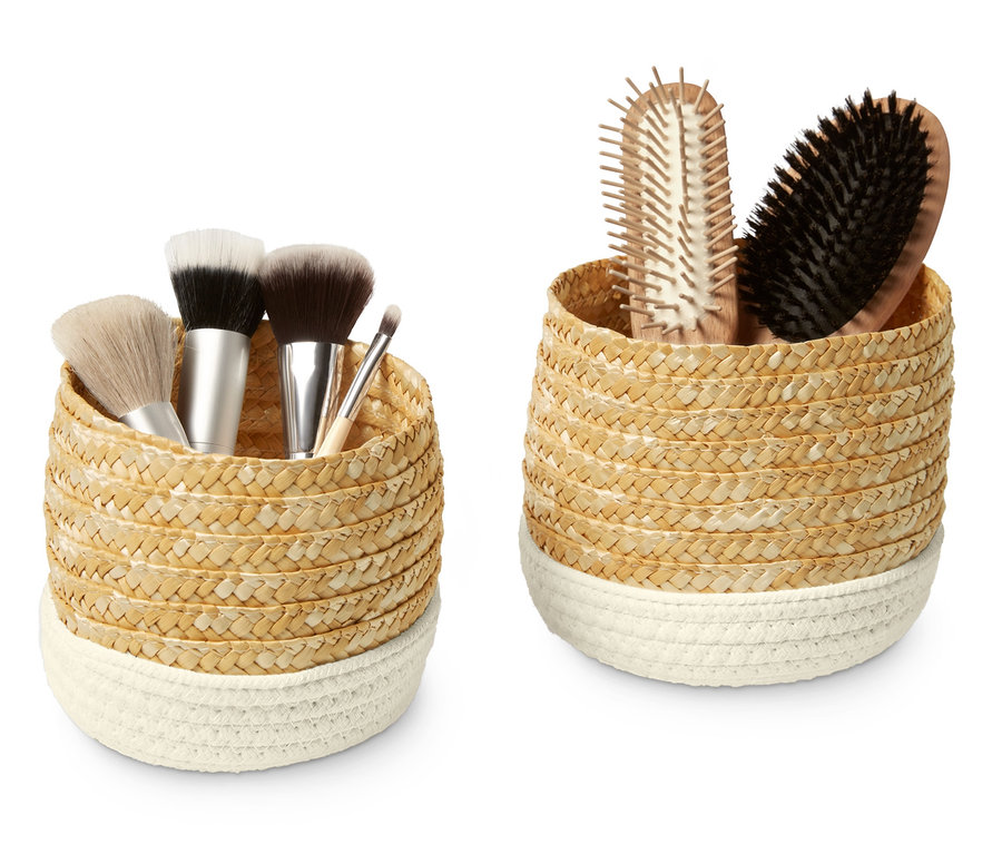 Zwei Aufbewahrungskörbe, einer mit Make-up-Pinseln, der andere mit Haarbürsten.