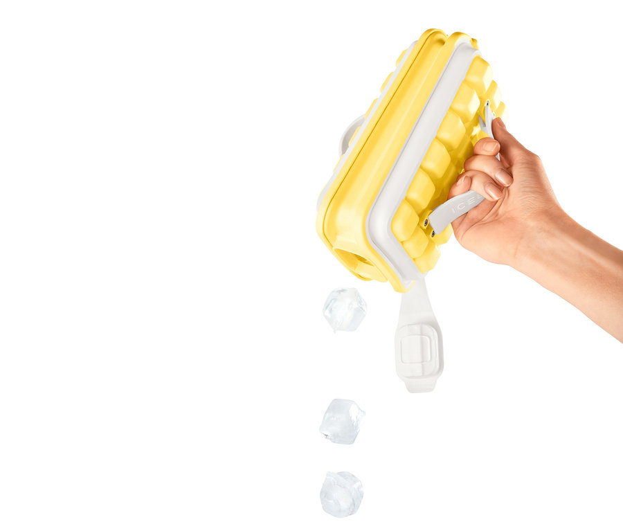 Eine Hand hält einen gelben Eiswürfelbereiter »ICEBREAKER® POP« und schüttet Eiswürfel heraus.