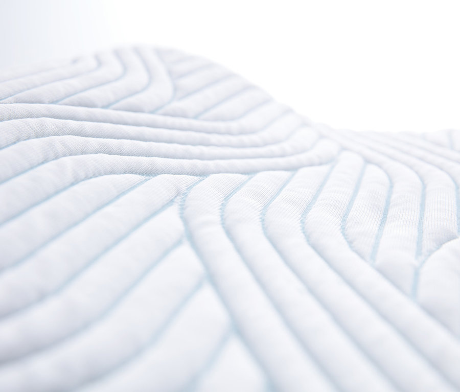 Detailansicht eines weißen TEMPUR® Kissens mit blauen Streifen.