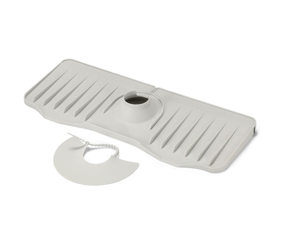 Graue Wasserhahn-Silikonablage mit Abtropfschale.