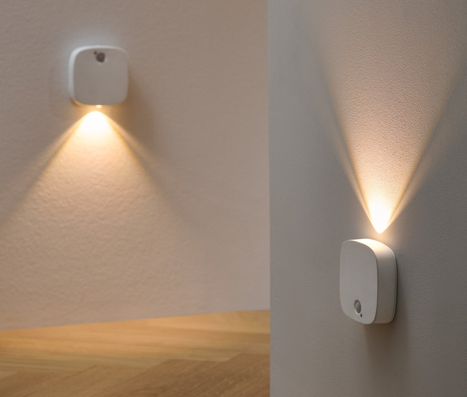 Zwei LED-Multifunktionsleuchten sind an der Wand befestigt und beleuchten den Raum.