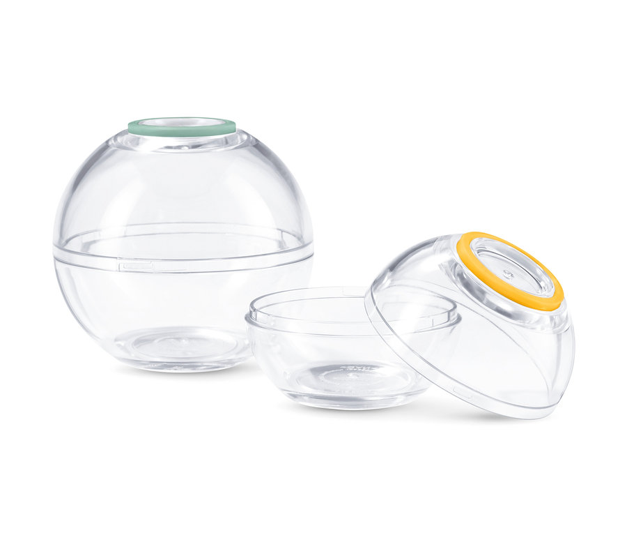 Zwei durchsichtige 2 Frischhaltekugeln.