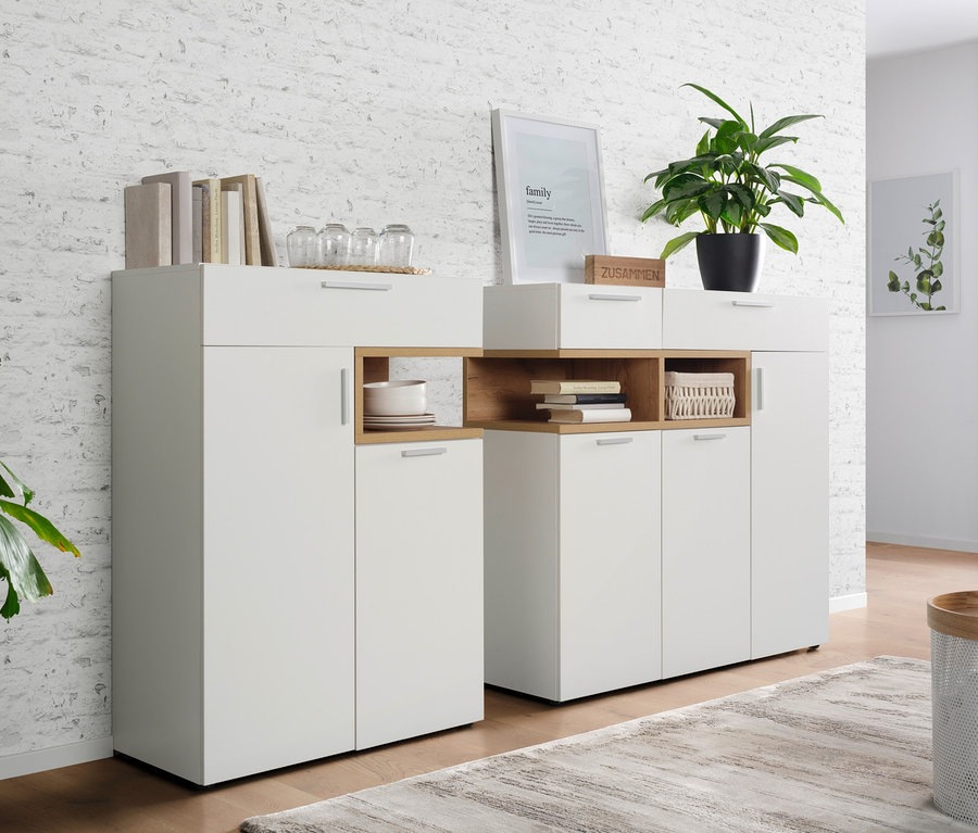 Weißes Sideboard Nonza und schmales Sideboard Nonza im Wohnzimmer.