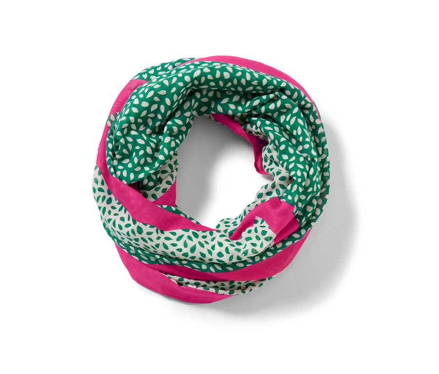 Ein bedruckter Loop-Schal in Grün und Weiß mit pinkfarbenen Streifen.