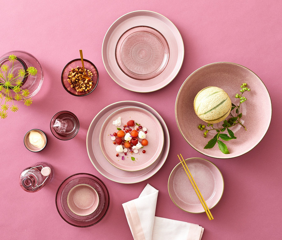 Rosafarbene Bitz Gastro Teller und Kusintha Glasteller sowie grau-rosa Gastro Schalen auf rosafarbenem Hintergrund.