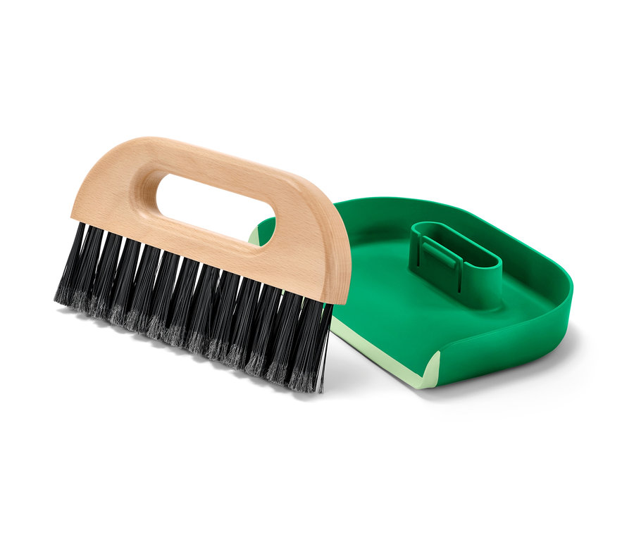 Handkehrer und Schaufel auf weißem Hintergrund.