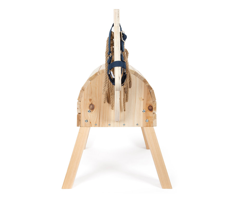 Rückansicht eines kompakten small foot Holzpferds mit blauem Halfter und Seilmähne auf weißem Hintergrund.