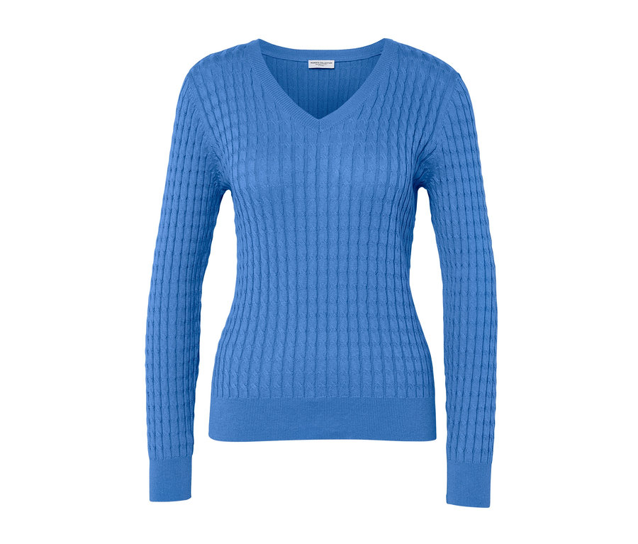 Blauer Zopfstrickpullover.