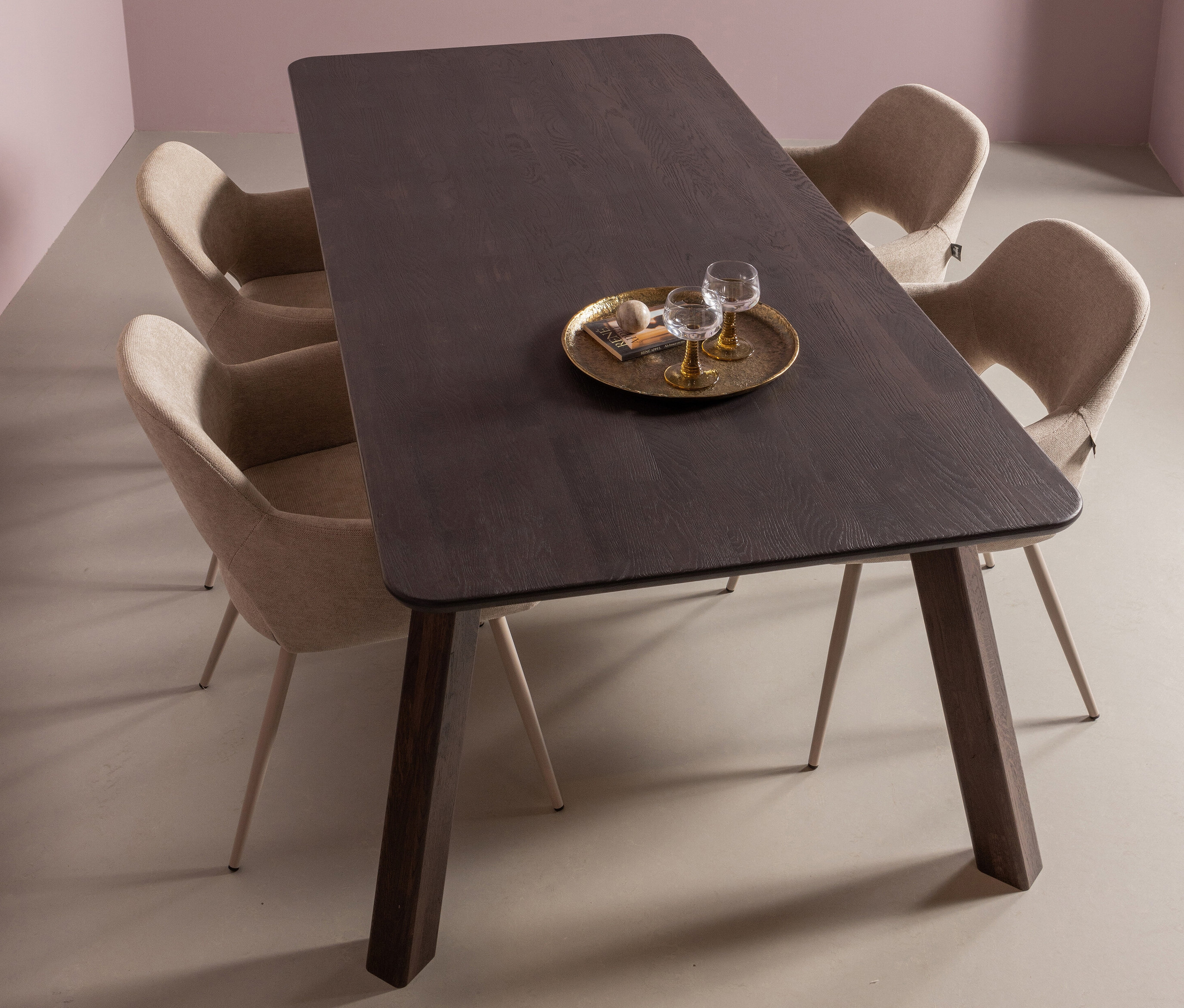 Schwarzer Holztisch mit vier beigen Woood Jenny Stühlen (2er-Set) und einem goldenen Tablett mit Gläsern.