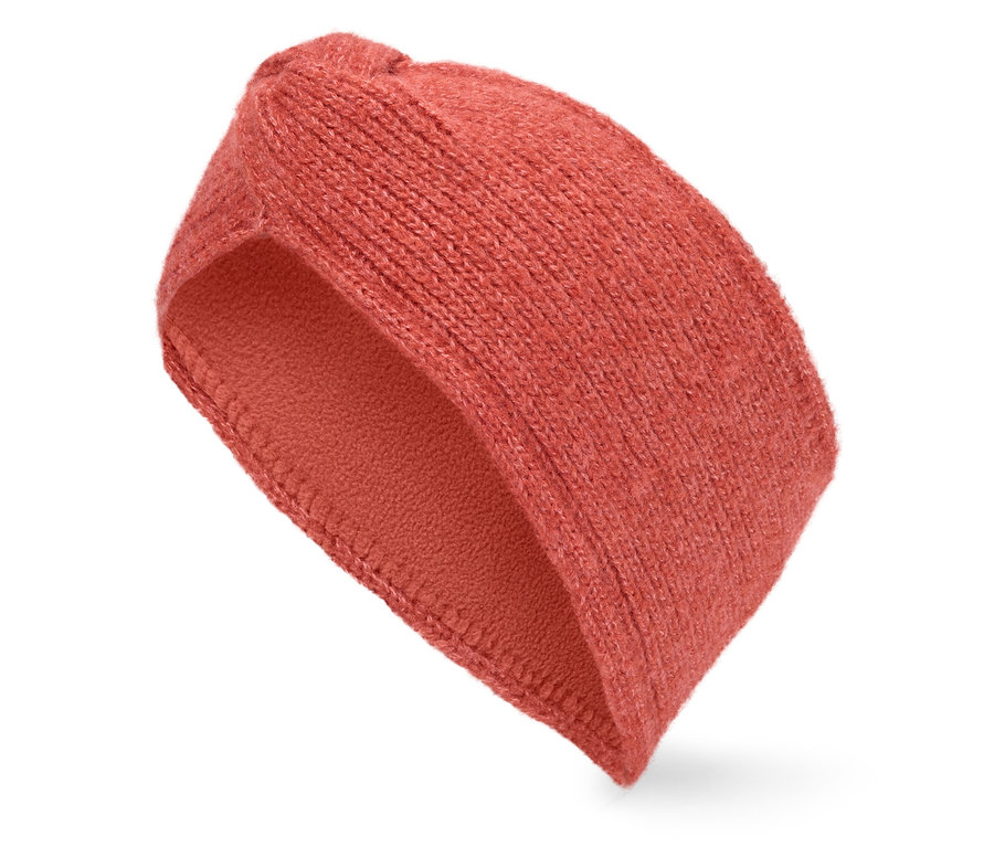 Orangefarbenes Stirnband gestrickt auf weißem Hintergrund.