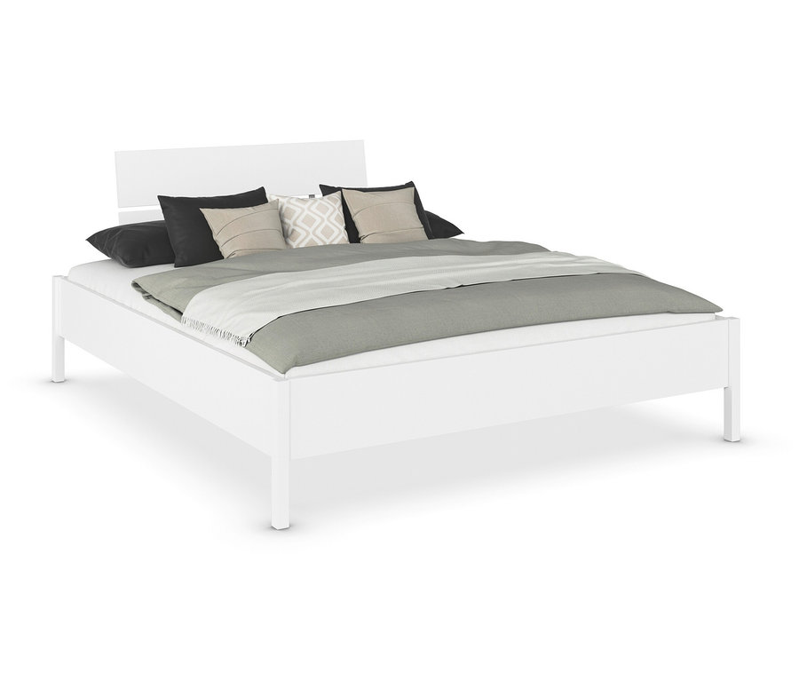 Weißes Bett mit grauer Decke und mehreren Kissen.