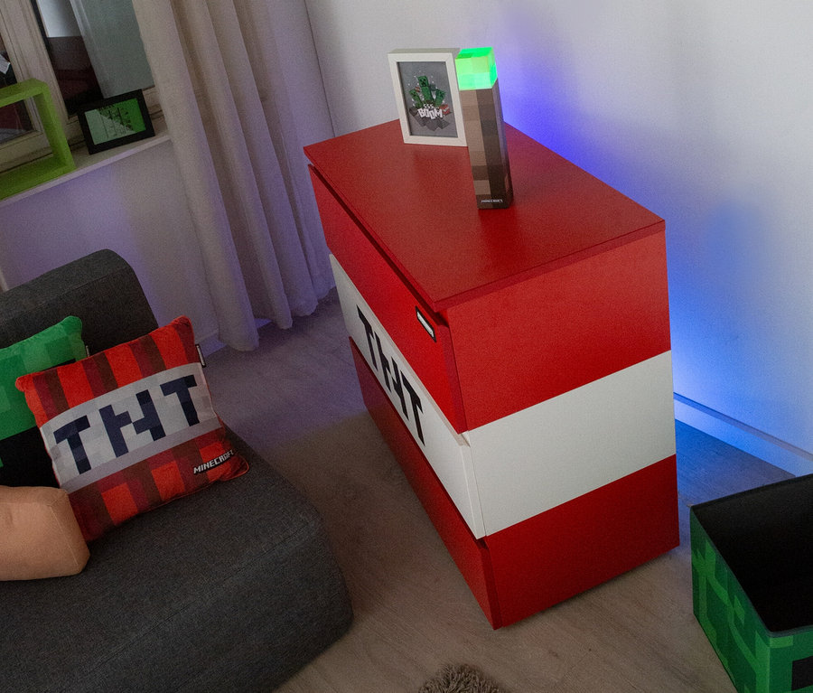 Wohnzimmer mit Sofa und Minecraft-Dekorationen, inklusive MINECRAFT LED Dekoleuchte, Fackel.