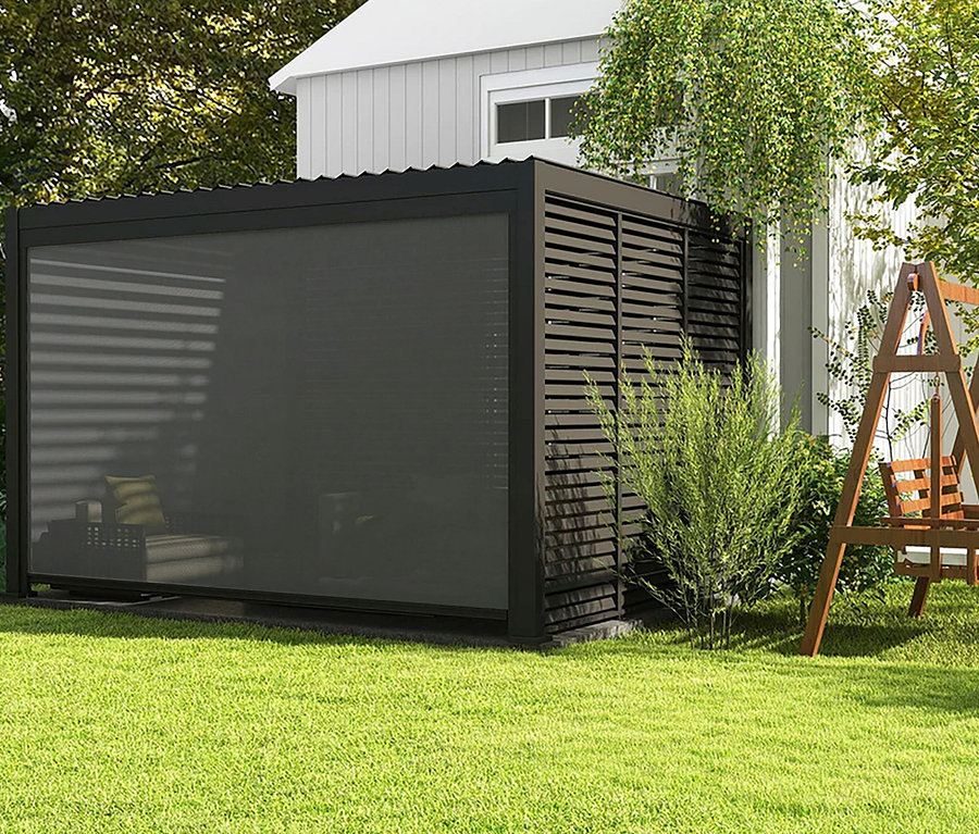 Eine anthrazitfarbene Leco Premium Pergola, 3 x 4 m, inklusive 2 Seitenwänden, steht auf einer Wiese neben einem Haus.