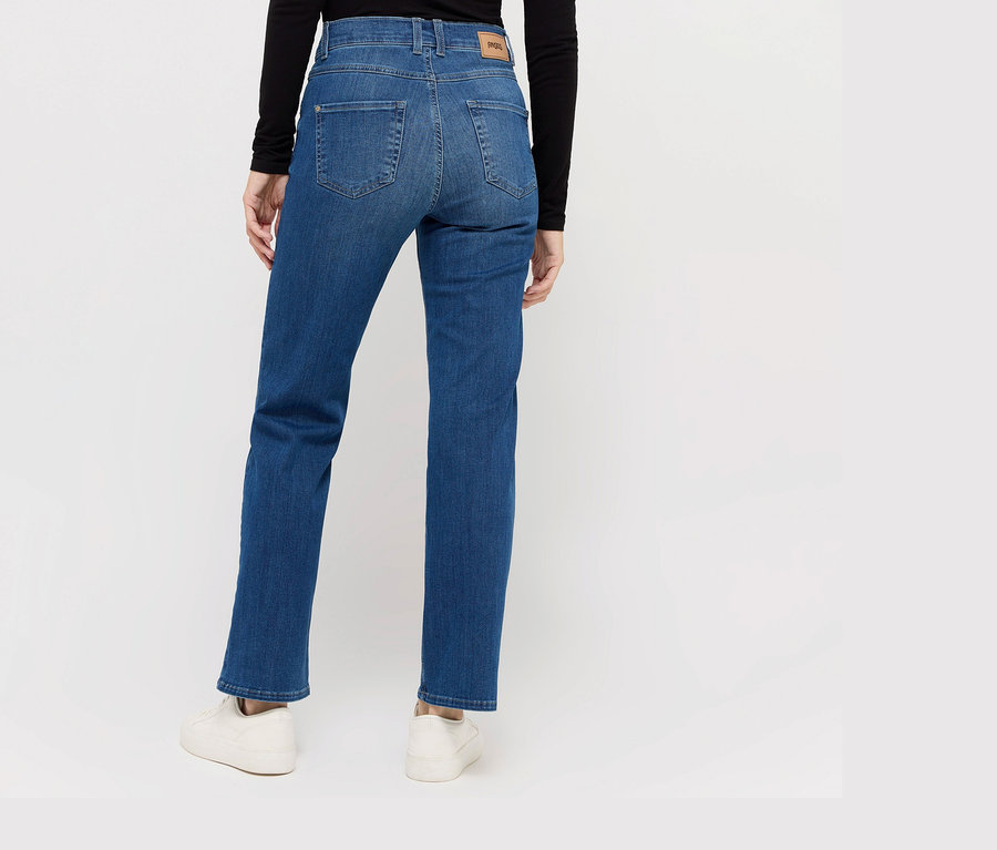 Frau von hinten trägt Angels Jeans »Lara« Straight Fit, mid blue und weiße Turnschuhe.