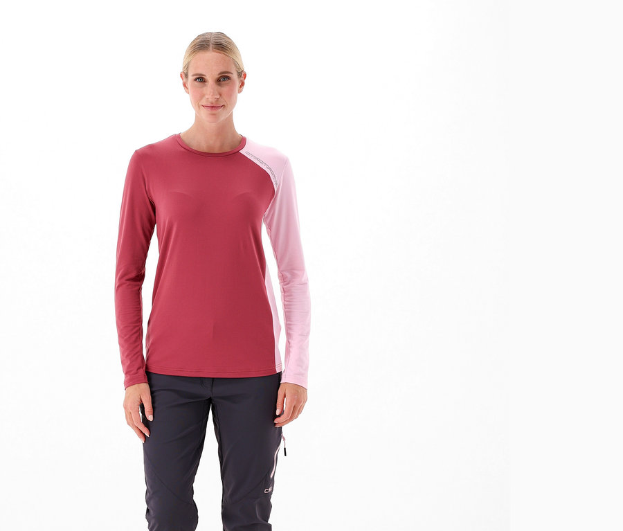 Frau trägt ein beerenfarbenes CMP Damen-Langarm-Shirt.