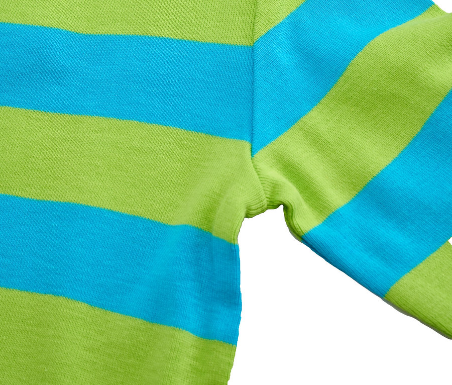 Detailaufnahme eines blau-grün gestreiften Baby-Langarmshirts.