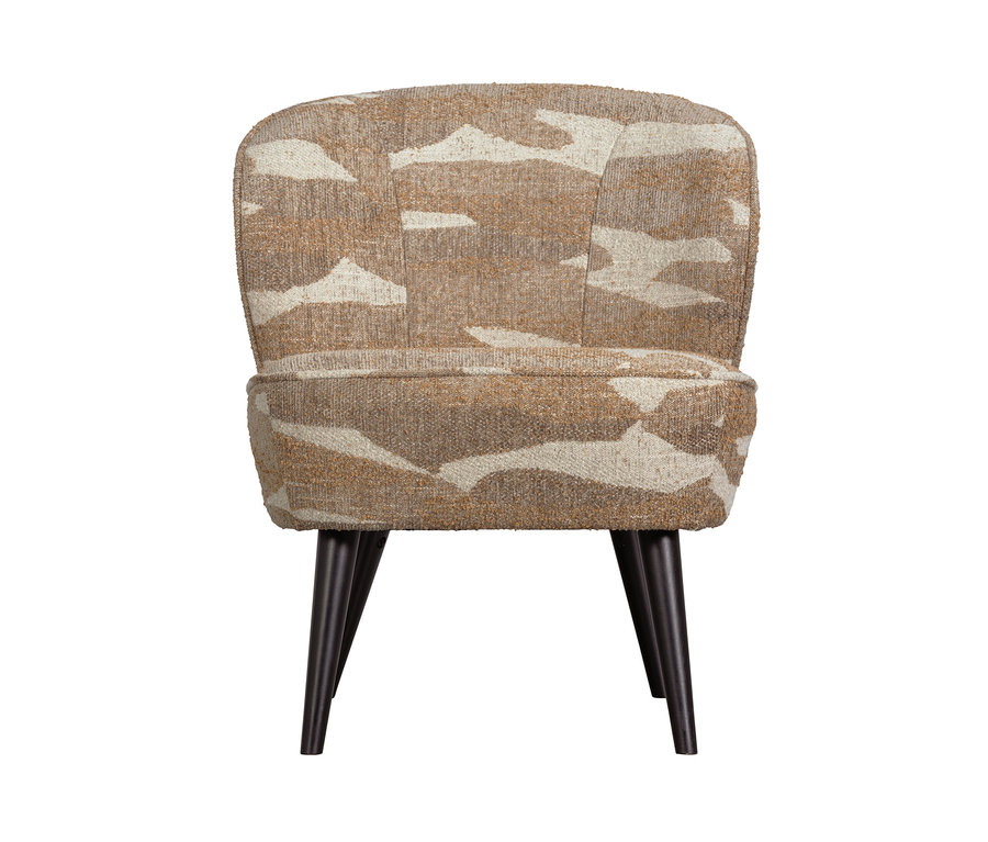 Ein brauner Woood Sessel »Sara« naturel melange mit beigen Flecken und dunkelbraunen Beinen.