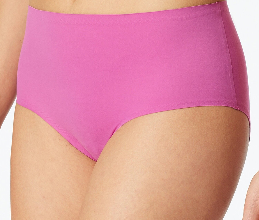 Nahaufnahme einer Frau, die rosafarbene Unterwäsche trägt.