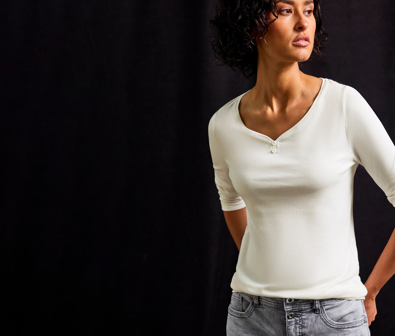 Frau trägt ein weißes Street One 3/4-Shirt mit Knopfdetail.