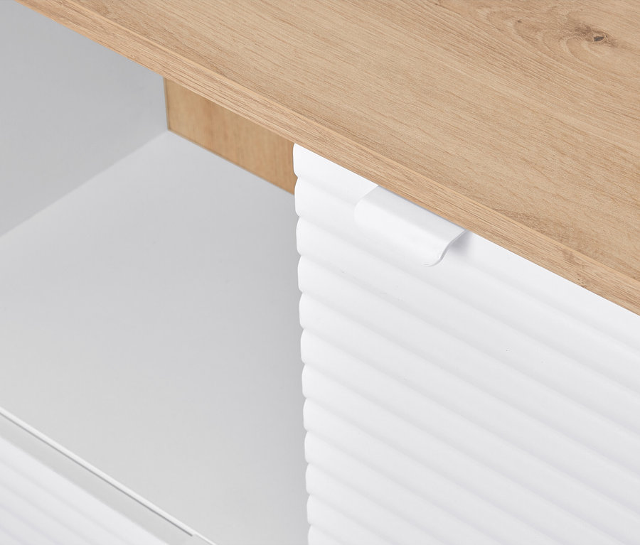 Detailansicht eines weißen Schranks mit Holzplatte.