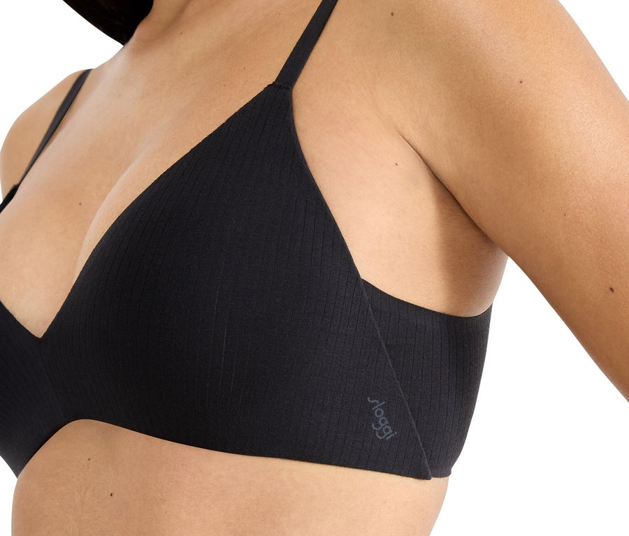 Nahaufnahme einer Frau, die einen gerippten, schwarzen BH trägt.