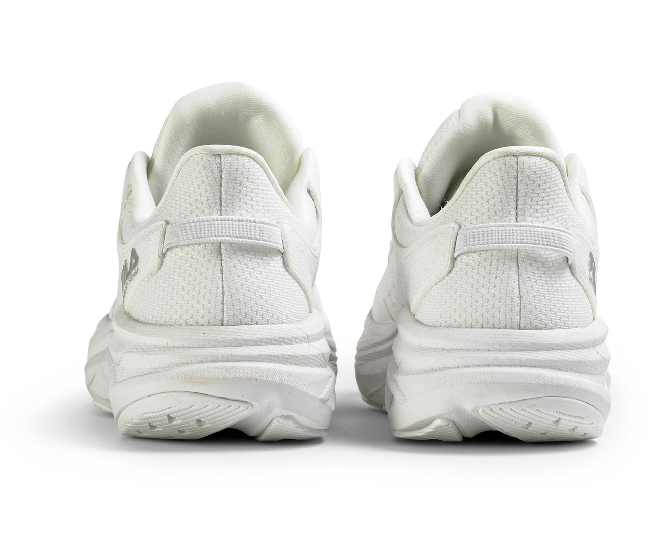 Rückansicht von zwei weißen FILA Retron Damen-Sneakern.