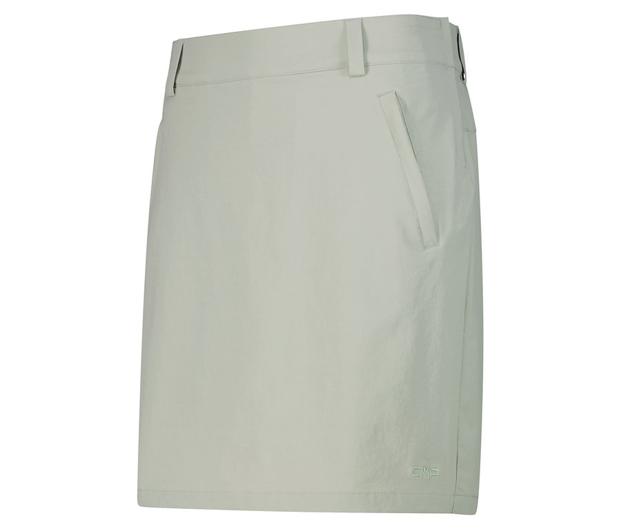 Ein hellgrüner Rock mit einer Tasche ist vor einem weißen Hintergrund zu sehen.