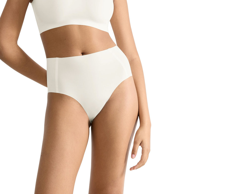 Frau trägt weißen Slip und BH.