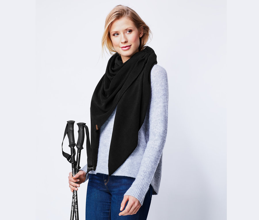 Frau trägt einen Microfleece-Schal und hält Wanderstöcke.