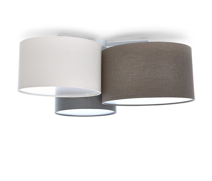 Eine Deckenleuchte mit drei Textilschirmen in Weiß, Grau und Braun.