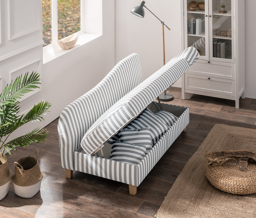 Draufsicht auf eine geöffnete, grau gestreifte Recamiere »Saturn« mit Stauraum, rechts, gestreift und Kissen.