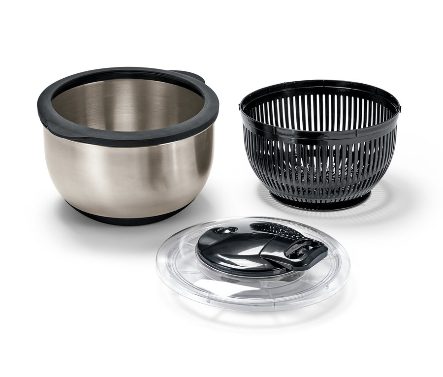 Eine Edelstahl-Salatschleuder mit Deckel, zerlegt in drei Teile.