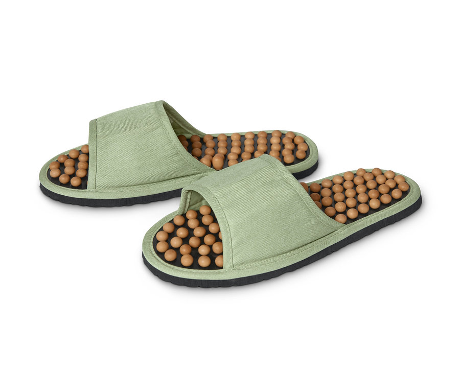 Zwei Massage-Pantoletten liegen nebeneinander.