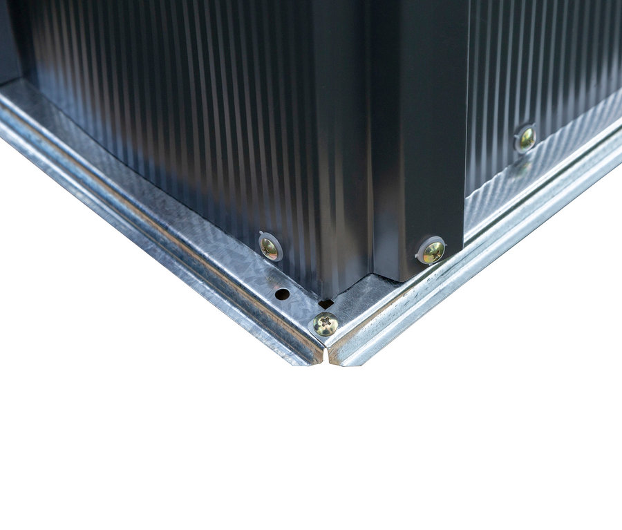 Detailaufnahme einer Ecke des Metallgerätehauses, ca. 150 x 120 cm.