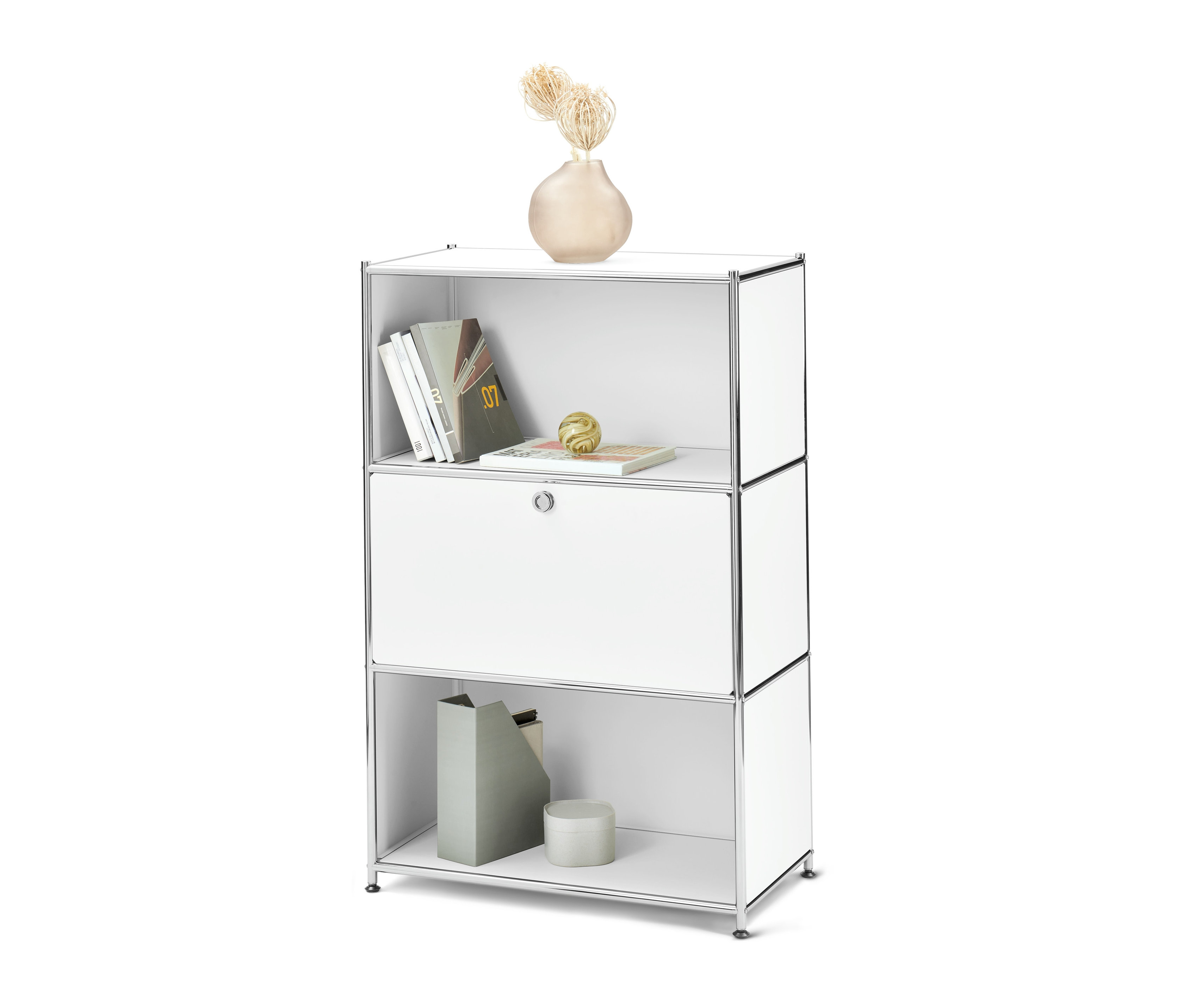 Weisse Kommode »CN3« mit Klappfach, darauf Vase und Deko.