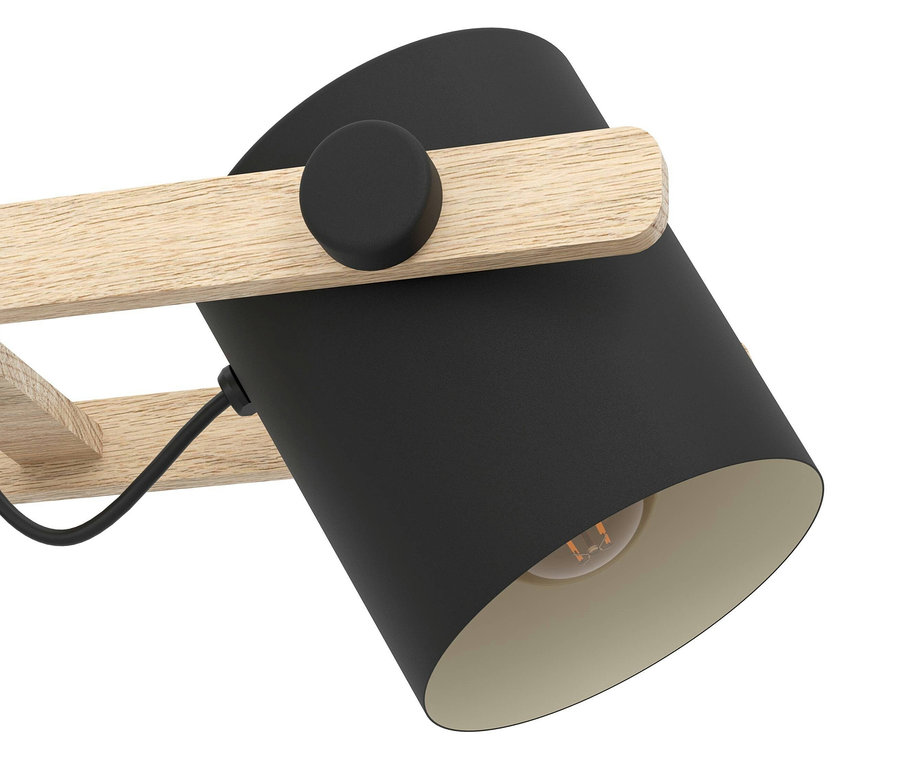 Detail einer Eglo 3er-Pendelleuchte »Hornwood« mit schwarzem Schirm und hellem Holzrahmen.