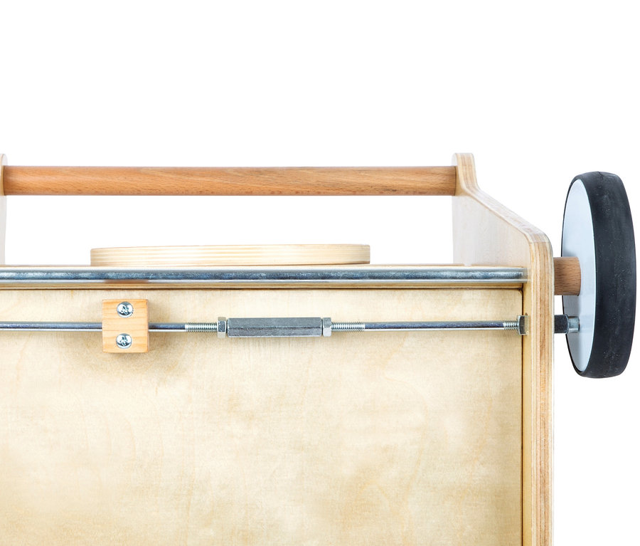 Detailansicht eines small foot Activity Lauflernwagens »Wal« aus Holz mit schwarzen Rädern.