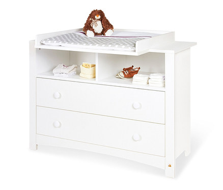 Weißes Sideboard mit zwei Schubladen und einem Wickelaufsatz, auf dem ein Teddybär liegt. Zu sehen ist das 3-teilige Pinolino Set »Florentina« extrabreit.