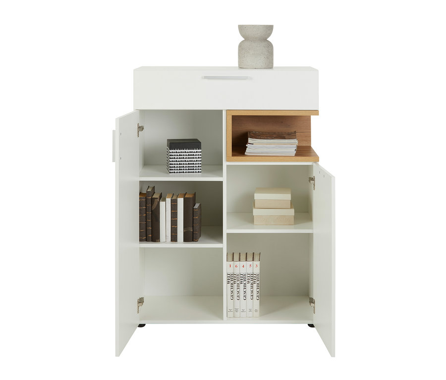 Geöffnetes, weißes Sideboard "Nonza" mit Büchern und dekorativen Boxen in den Regalen.