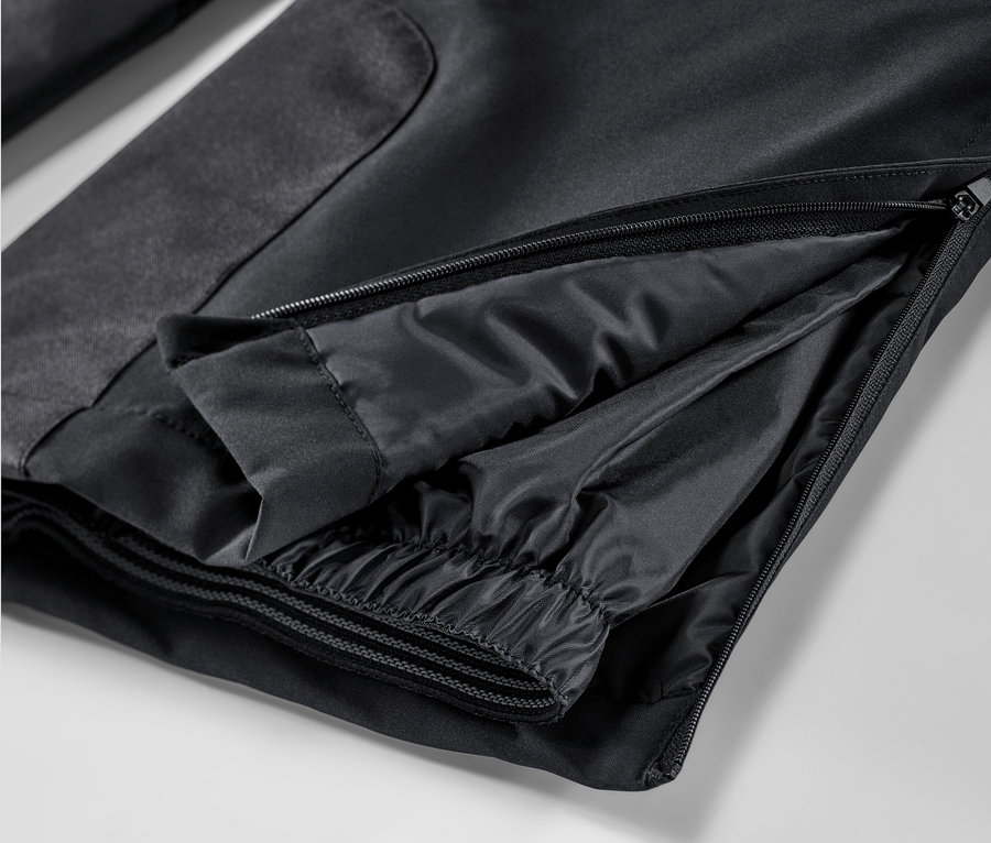 Detailaufnahme einer schwarzen Skihose mit Reißverschluss.