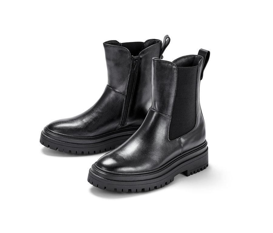 Zwei Leder-Boots mit dicker Sohle.