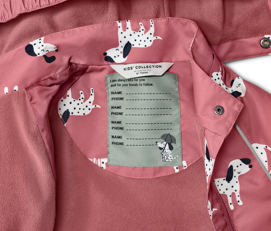Detailansicht einer Kinder-Thermo-Regenjacke mit Hundeprint.