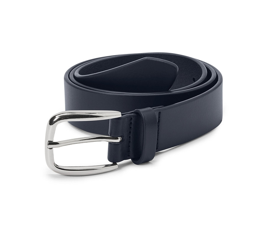 Gerollter Ledergürtel mit glänzender silberner Schnalle.