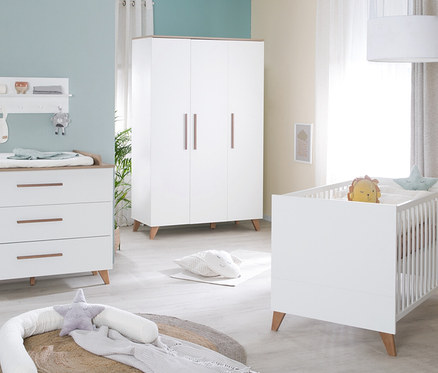Ein Kinderzimmer mit weißen Möbeln, darunter eine roba Wickelkommode »Ole«.
