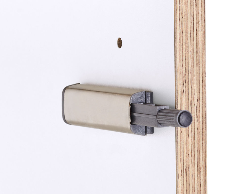 Detailansicht eines kleinen Büroschranks mit Furnierkante, der den Schließmechanismus zeigt.