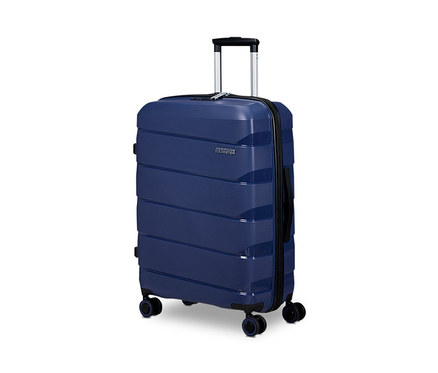 Ein mittelgroßer, dunkelblauer American Tourister »Air Move« Spinner steht auf Rollen.